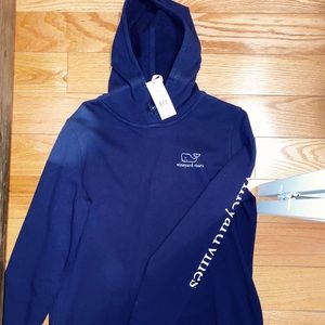 • Vineyard Vines Sweatshirt •